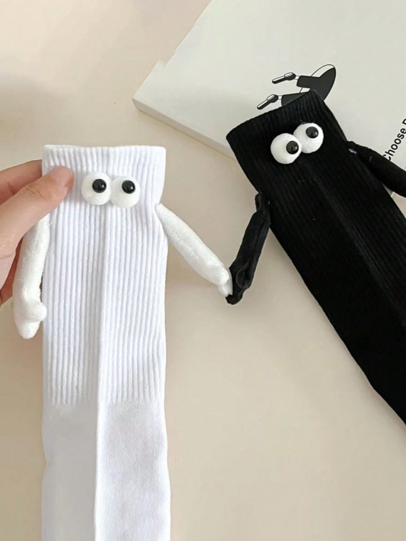 2 Pairs Of Unisex Magnetic Matching Socks With Cute Eye Patterns - Image 4