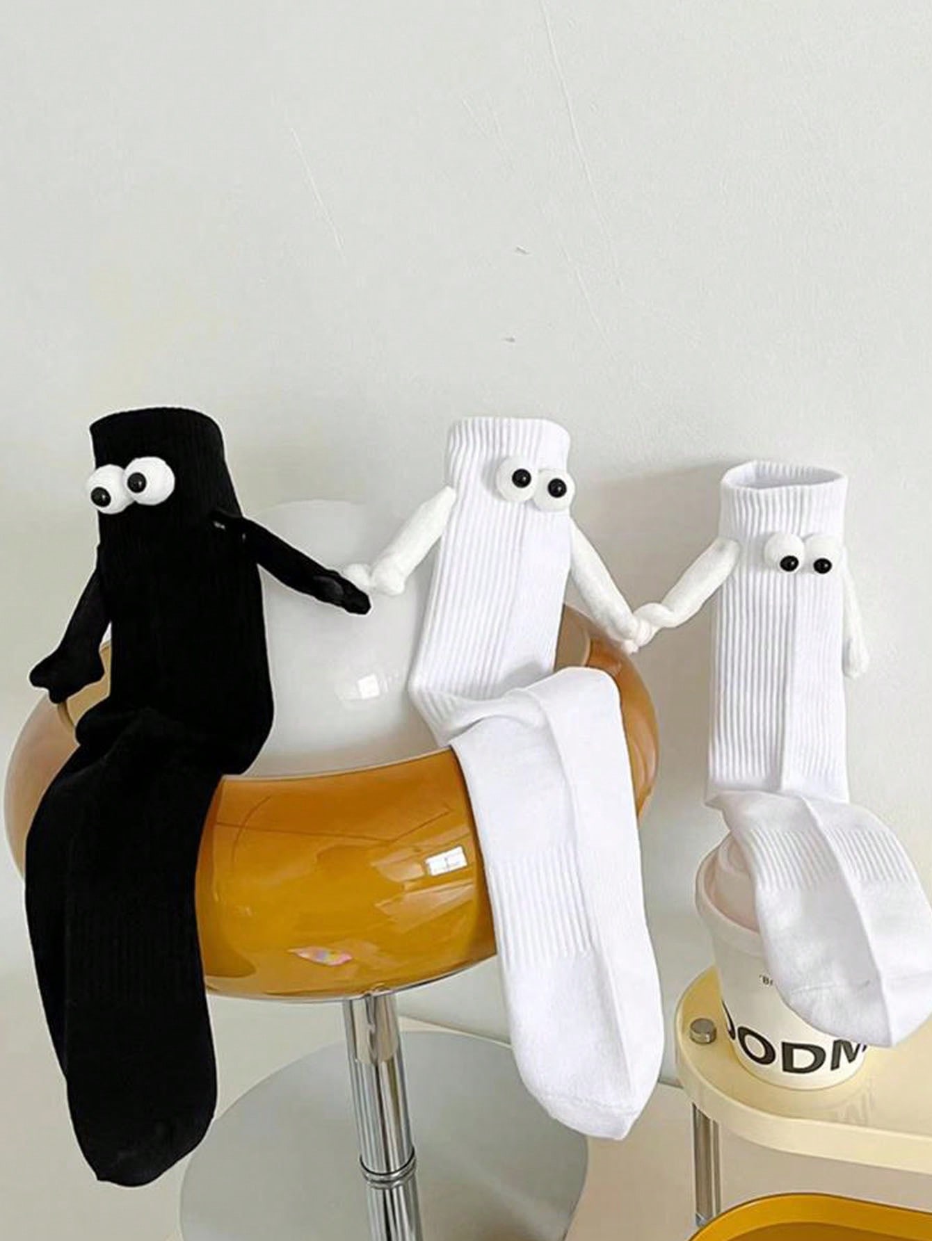 2 Pairs Of Unisex Magnetic Matching Socks With Cute Eye Patterns - Image 3