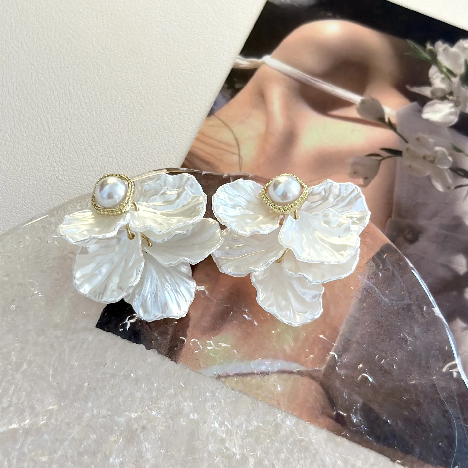 Fashion Unique Glossy Shell Flower Pendant Earrings for Women Temperament Pearl Earrings Sweet Design Wedding Gifts - Image 3