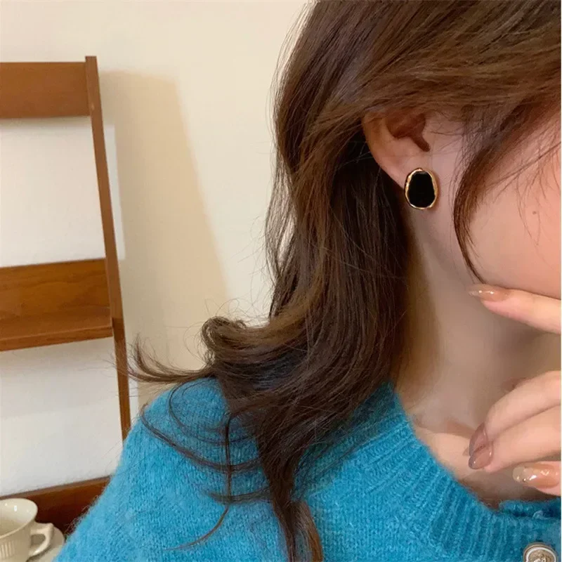 Vintage Gold Metal Line Black Luxury Earrings Women Elegant Korean Geometric Stud Earring Girls Party Jewelry - Image 3