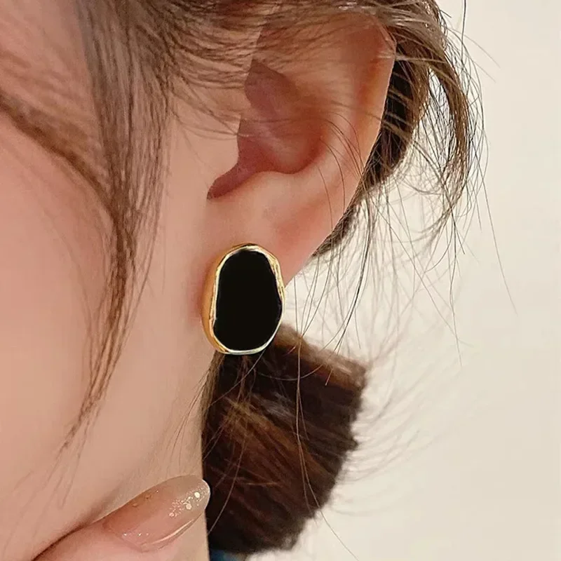 Vintage Gold Metal Line Black Luxury Earrings Women Elegant Korean Geometric Stud Earring Girls Party Jewelry
