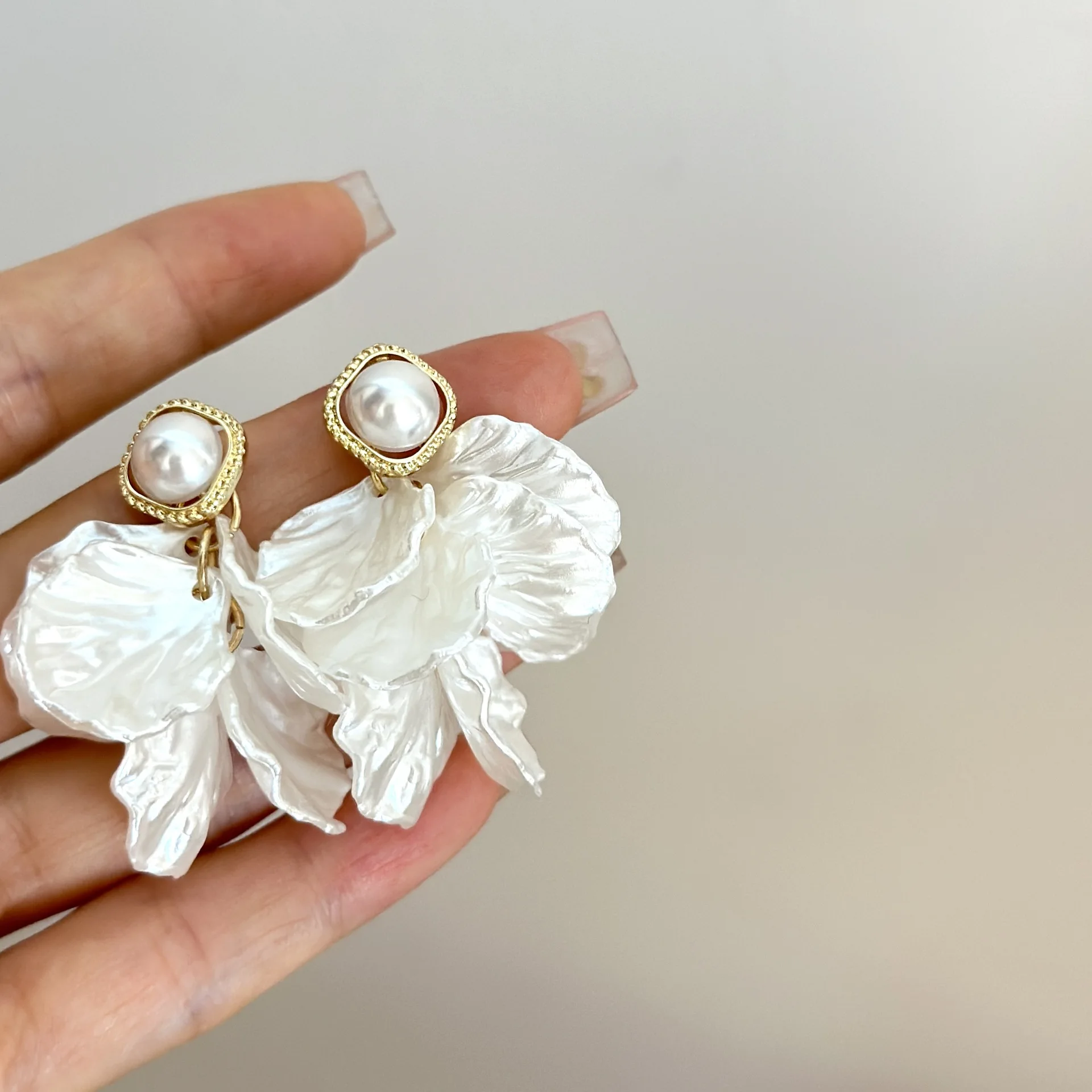 Fashion Unique Glossy Shell Flower Pendant Earrings for Women Temperament Pearl Earrings Sweet Design Wedding Gifts - Image 2
