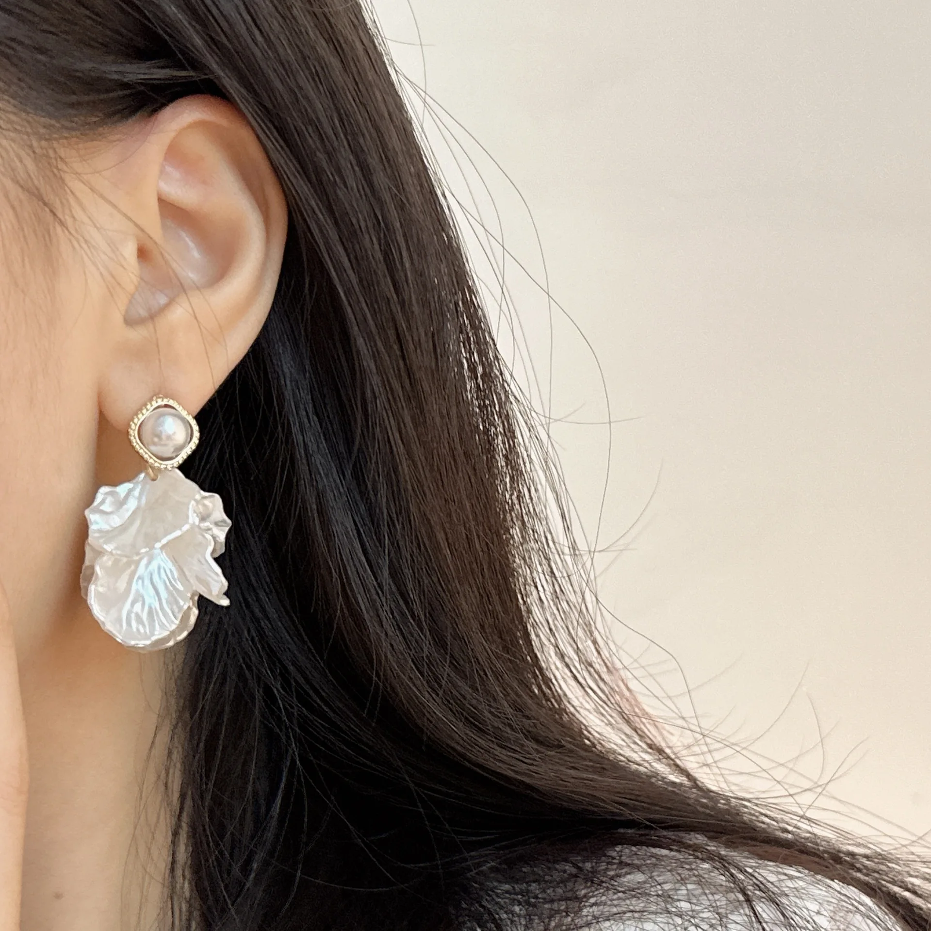 Fashion Unique Glossy Shell Flower Pendant Earrings for Women Temperament Pearl Earrings Sweet Design Wedding Gifts - Image 5