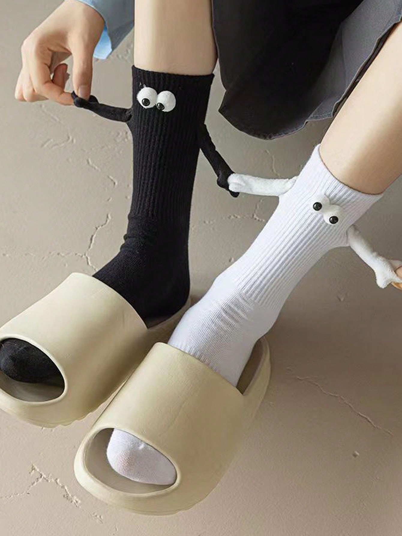 2 Pairs Of Unisex Magnetic Matching Socks With Cute Eye Patterns - Image 2