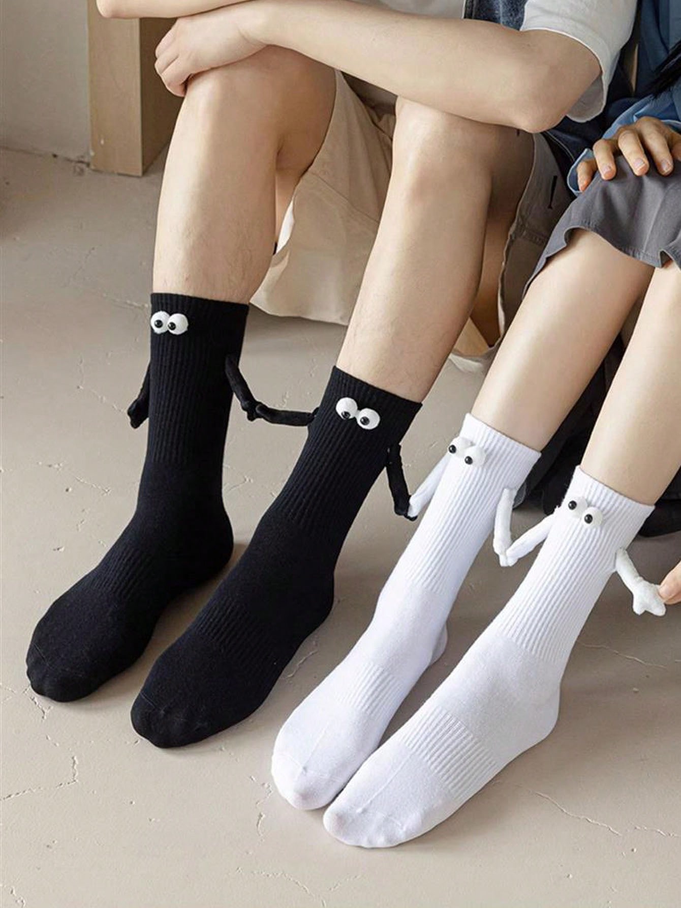 2 Pairs Of Unisex Magnetic Matching Socks With Cute Eye Patterns
