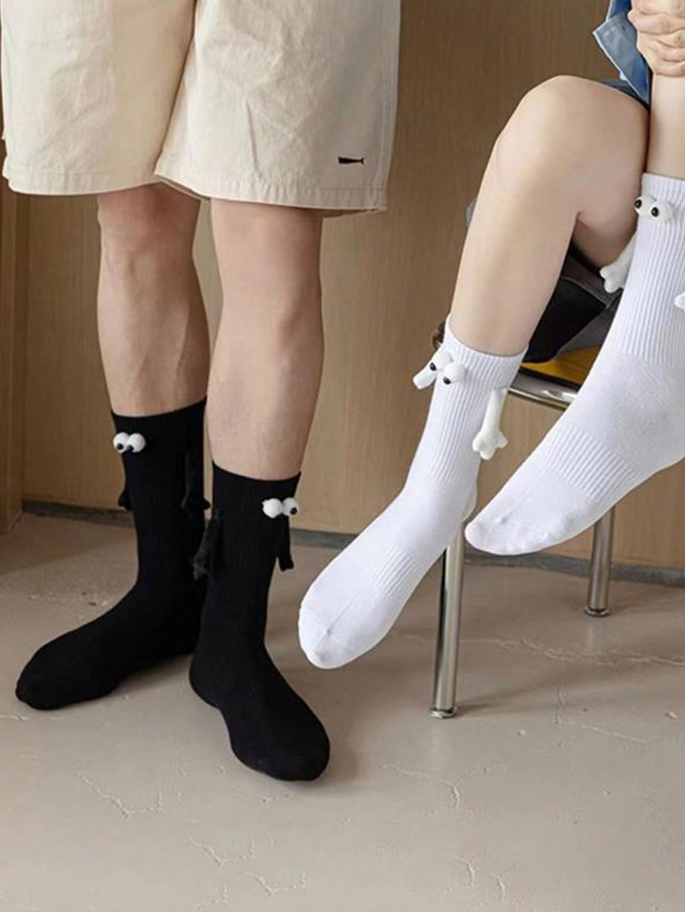 2 Pairs Of Unisex Magnetic Matching Socks With Cute Eye Patterns - Image 5